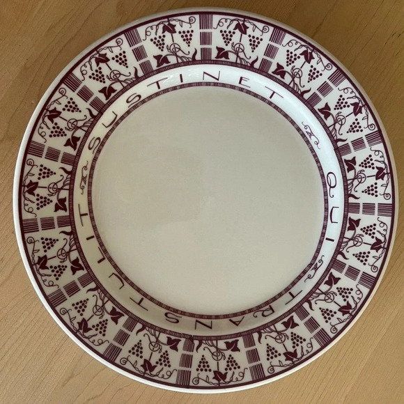 Vintage Yale University Dinner Plates by Syracuse- Qui Transulit Sustinet- 1980s - Picture 1 of 8